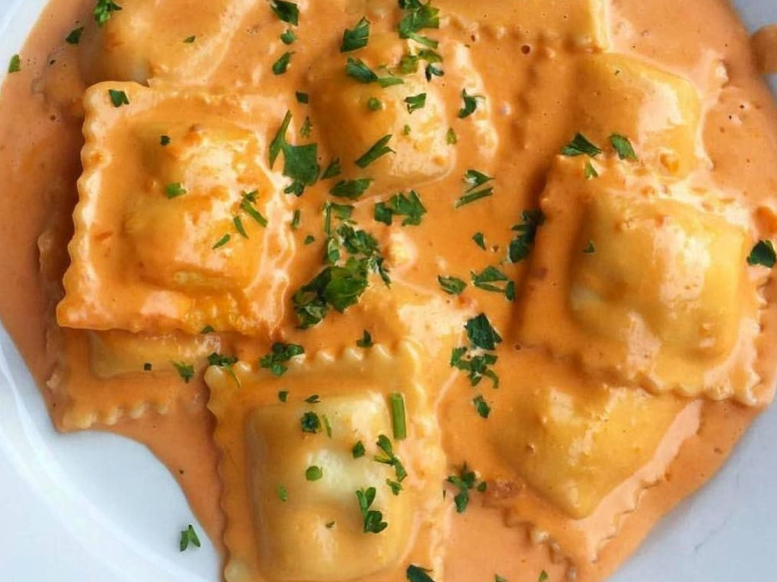 Ravioles de verdura con salsa fileto