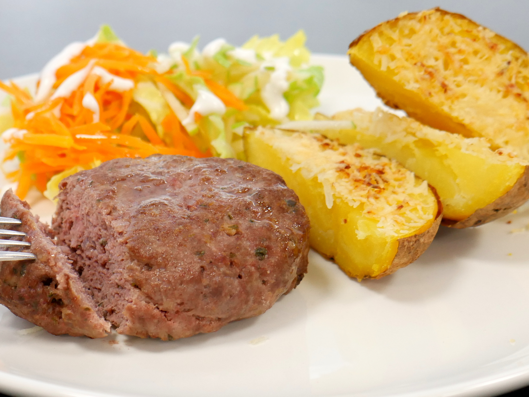 Hamburguesa al plato con papas rusticas