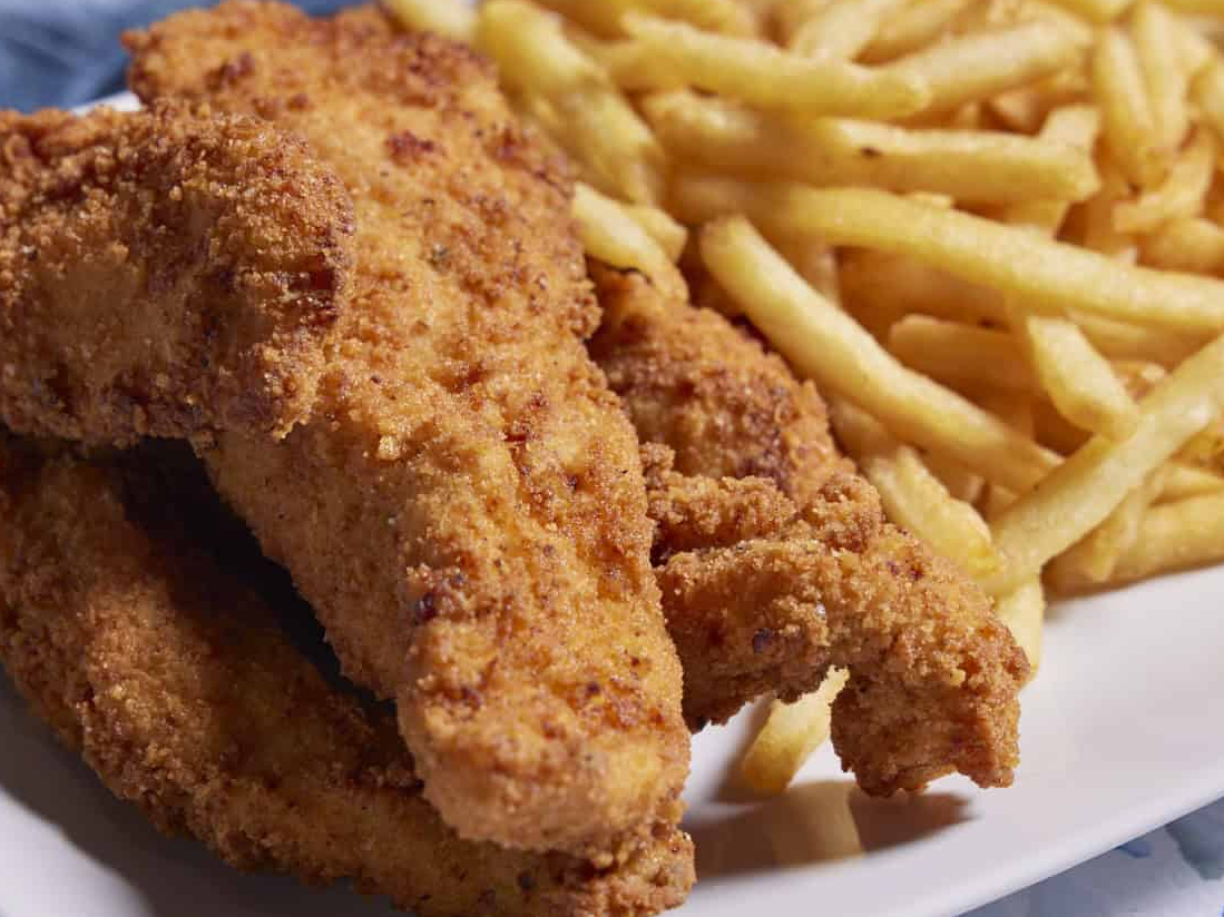 Chicken tenders con papas fritas