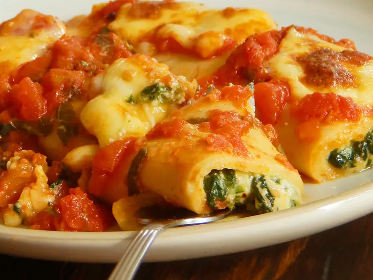 Canelones de ricota y espinaca con salsa fileto