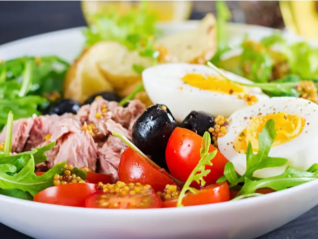 Ensalada de arroz, atun, huevo, tomate y choclo