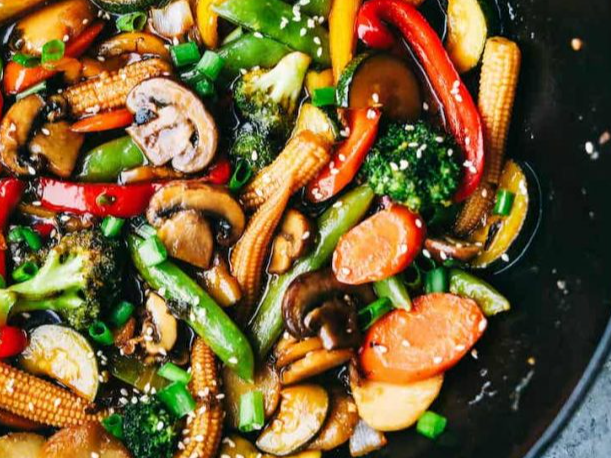 Wok de vegetales, arroz y huevo