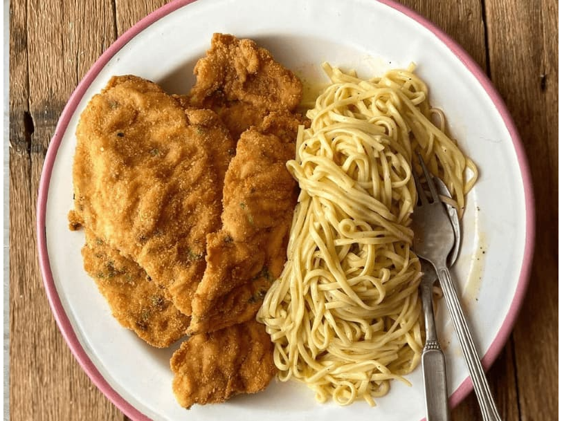 Milanesa de pollo con fideos con crema