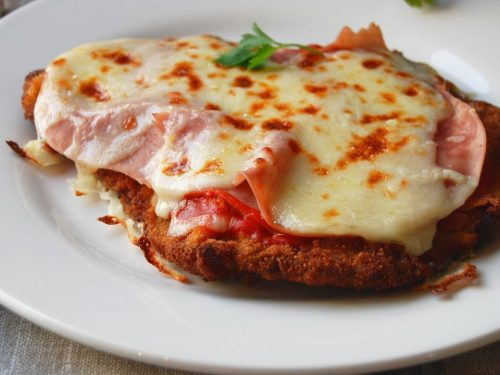 Milanesa de berenjena a la napolitana con puré de calabaza.