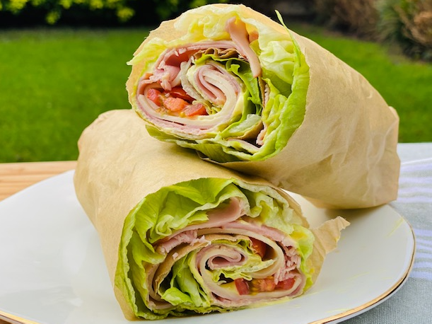 Wraps de lechuga, tomate, zanahoria, repollo, pasta de palta y queso.