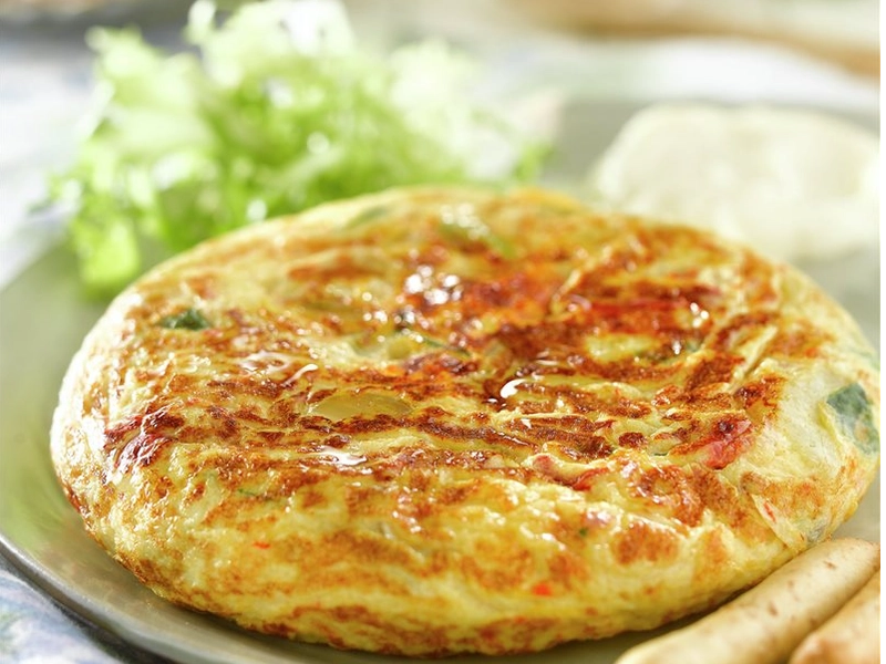 Tortilla de papa y cebolla gratinada con queso