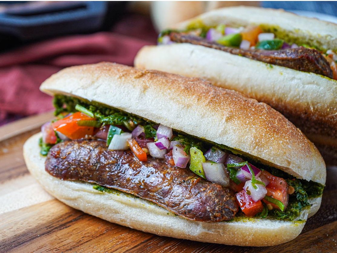 Choripan con fritas.