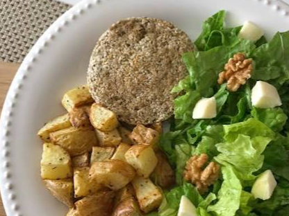 Hamburguesa de lentejas con papas rusticas y ensalada