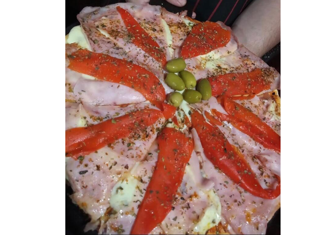 Pizza jamón y morrón