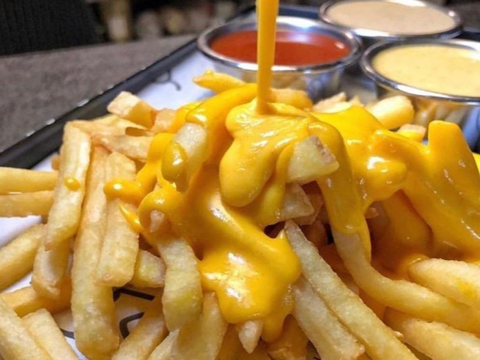 PAPAS CON CHEDDAR