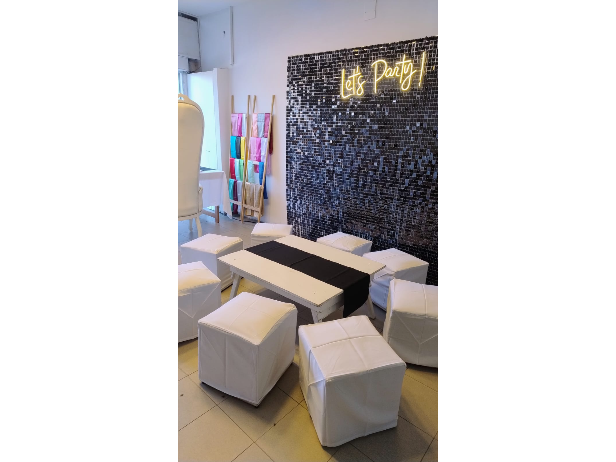 10 puff+mesa ratona madera (1x0,8x0,4)+camino de mesa.