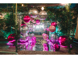 ESTRUCTURA 2X2X1, PISO ESPEJADO, GLOBOS OBIZ , CARTEL LED, INCLUYE ENVIO Y ARMADO