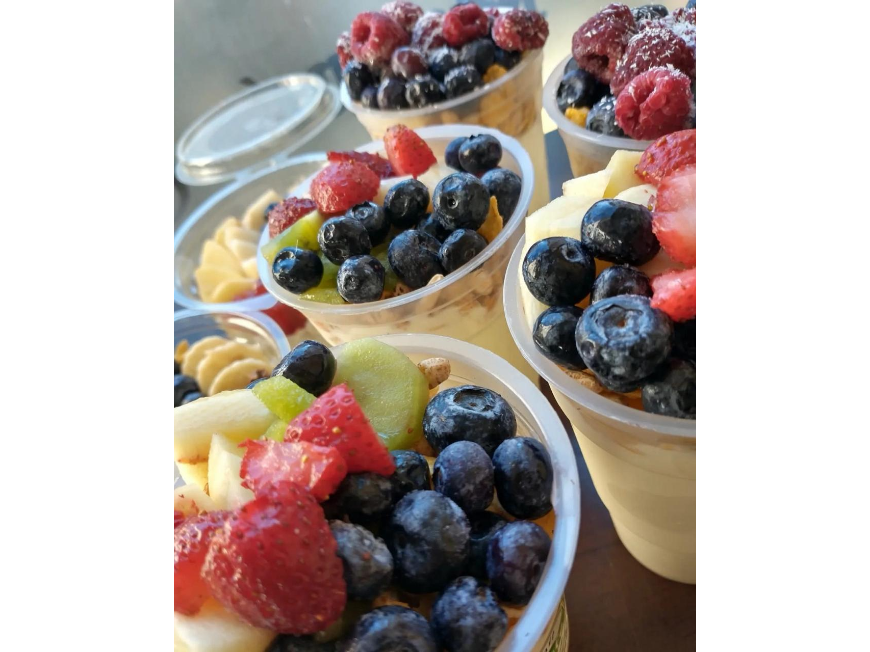 Yogurt con granola y frutas