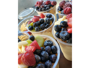 Yogurt con granola y frutas de Cafeto