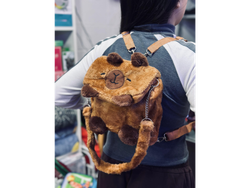 mochila capibara peluche dos en 1