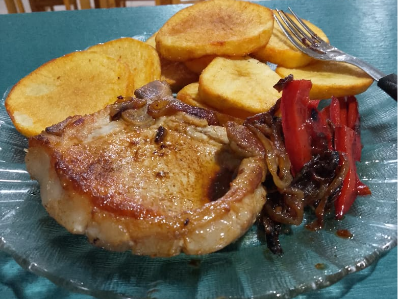COSTILLA DE CERDO CON GUARNICIÓN