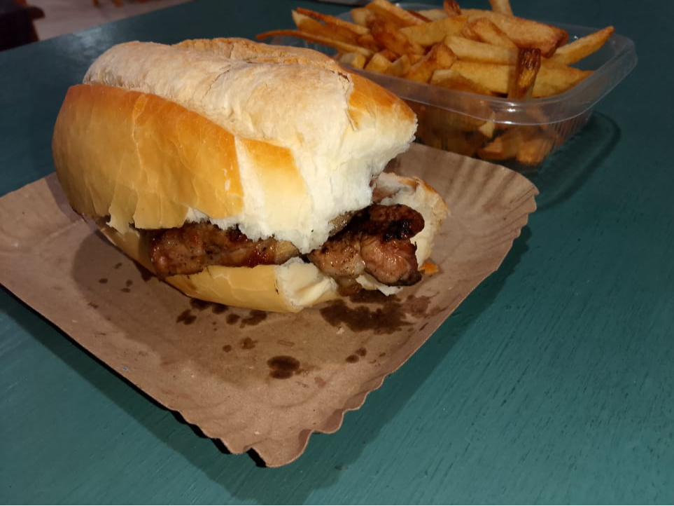 SANDWICH BONDIOLA + GUARNICIÓN O BEBIDA