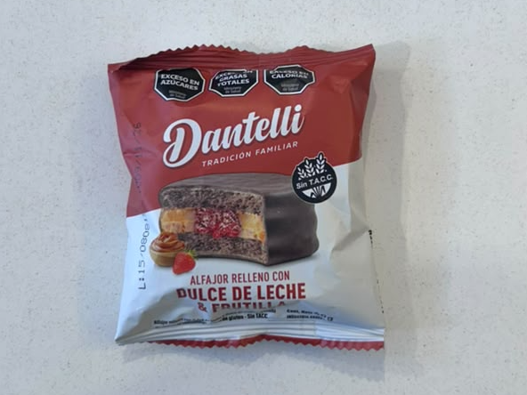 Alfajor relleno de dulce de leche y frutilla sin tacc