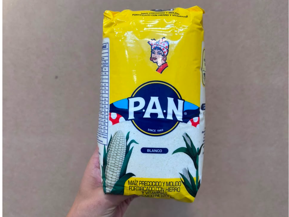 Harina de maiz blanca para arepas PAN