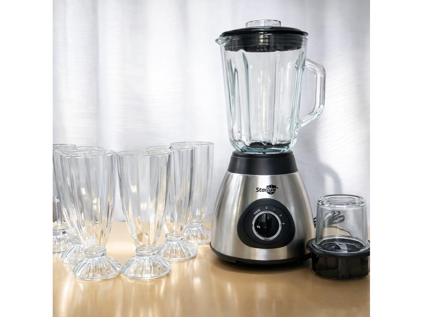 Licuadora + 6 vasos de licuado