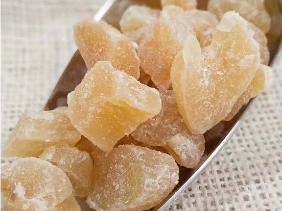 Jengibre azucarado en cubos