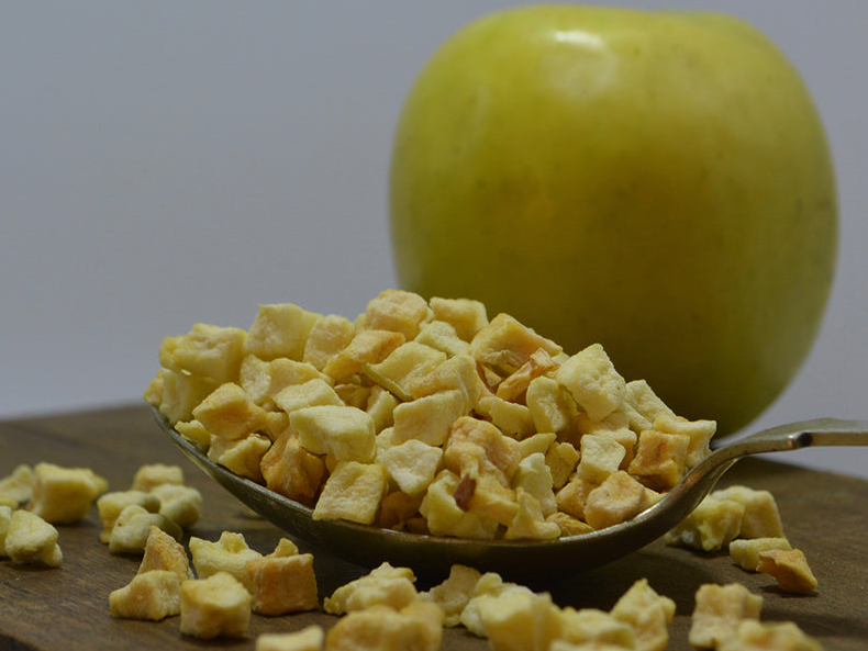 Manzana desecada en cubos