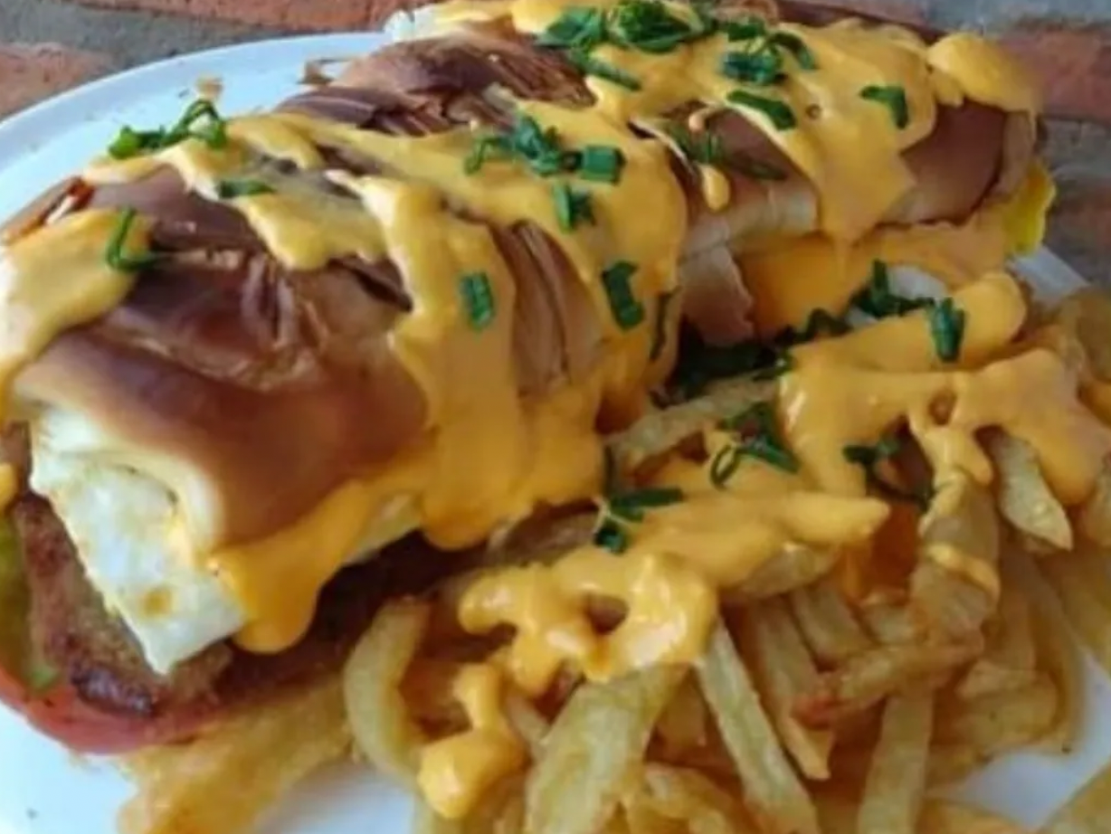 Toperdo cheddar con fritas (p/2 personas) de Todo casero ricardone
