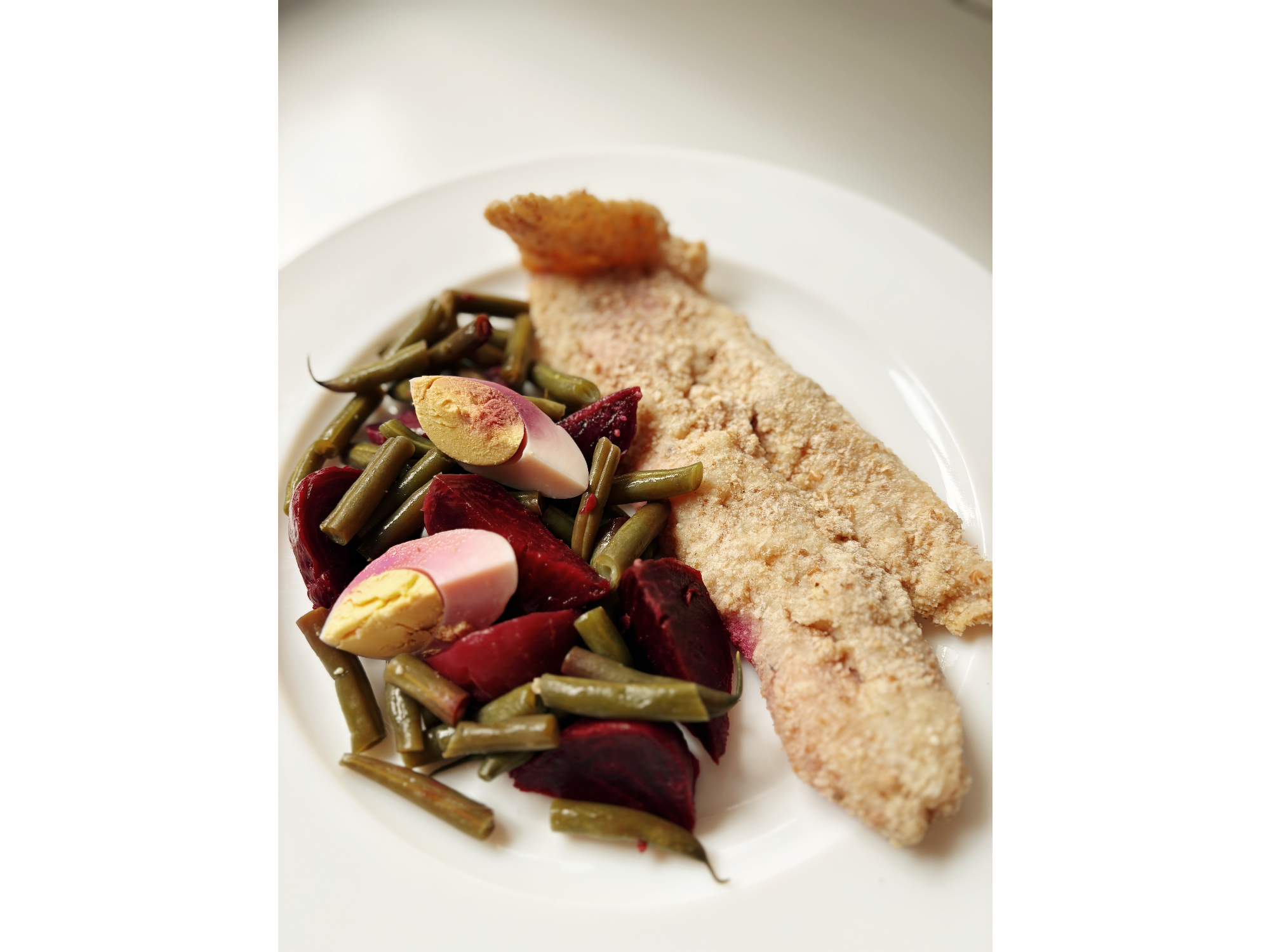 MERLUZA AL HORNO CON ENSALADA COCIDA