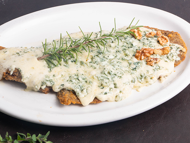 Milanesa gratinada con roquefort y nuez
