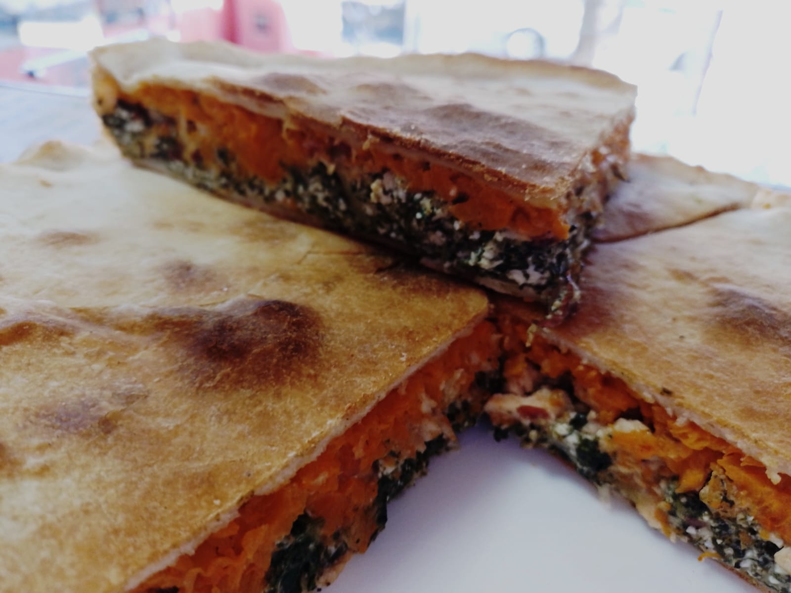 Porción de tarta de Pollo, calabaza y verduras.