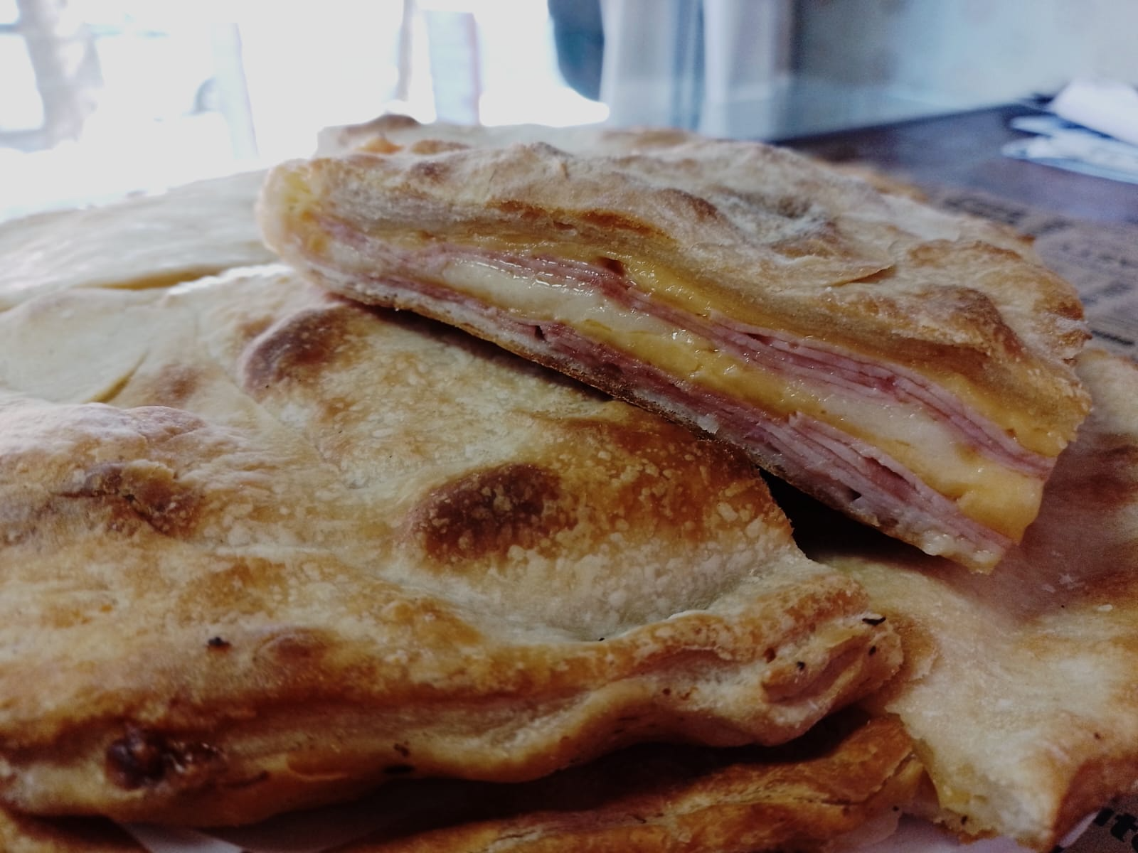 Porción de tarta de Jamón, queso y tomate.