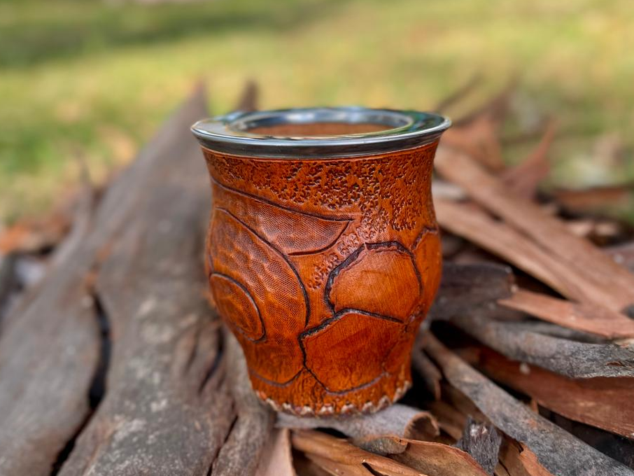 Mate de Algarrobo forrado en cuero