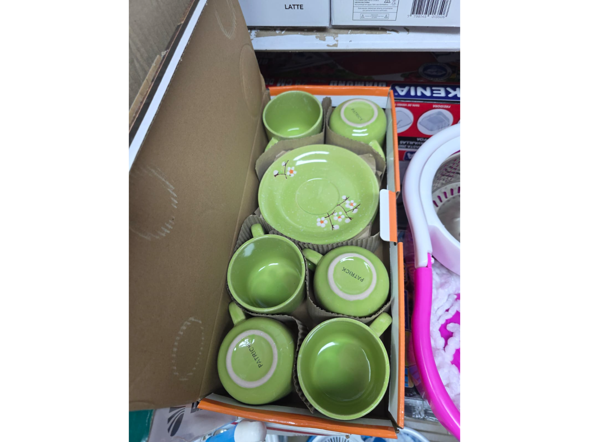 Juego de taza y plato floreado de oferta