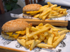 2 hamburguesas con cheddar y fritas