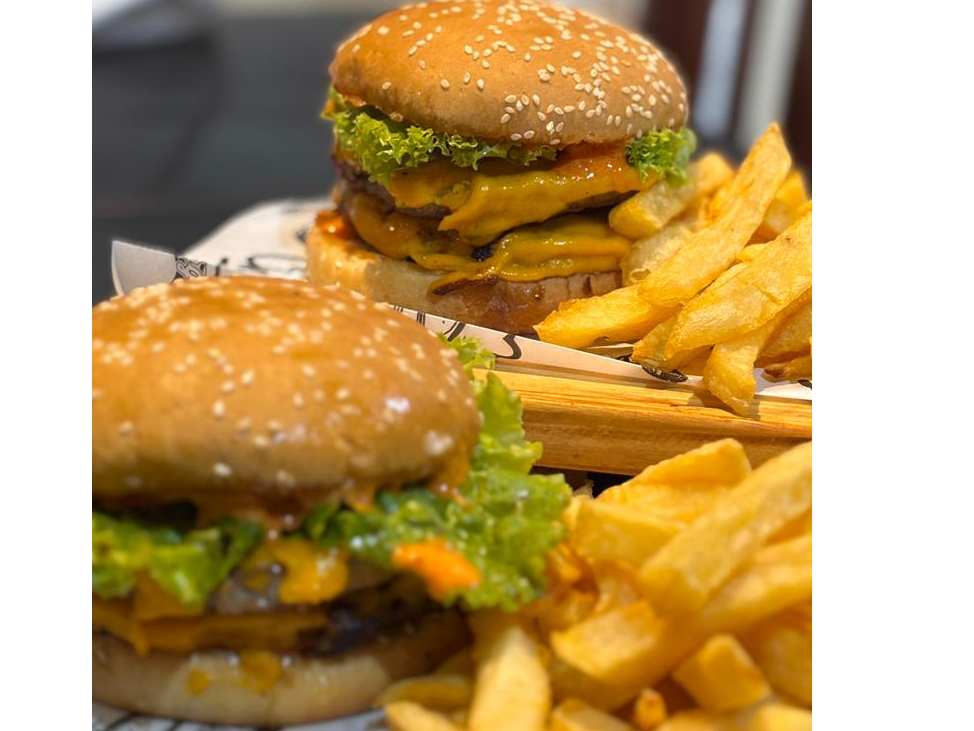 2 hamburguesas dobles con salsa especial y fritas