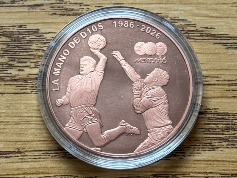 MARADONA - LA MANO DE DIOS. MEDALLA CONMEMORATIVA ARGENTINA.