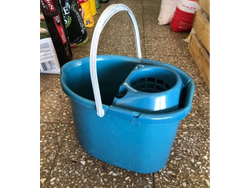 Balde lampazo 16 litros.