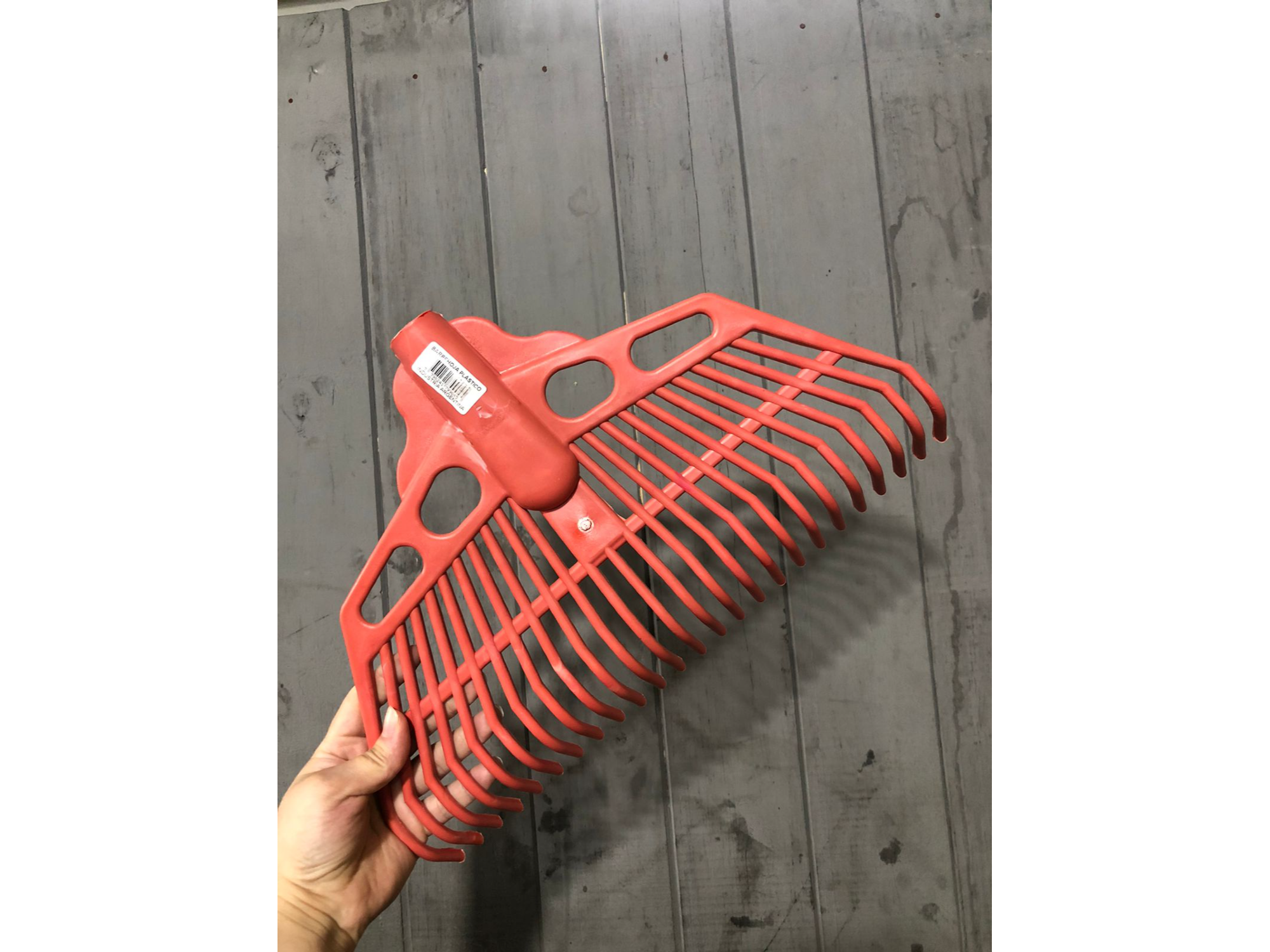 Barre hojas de plástico.