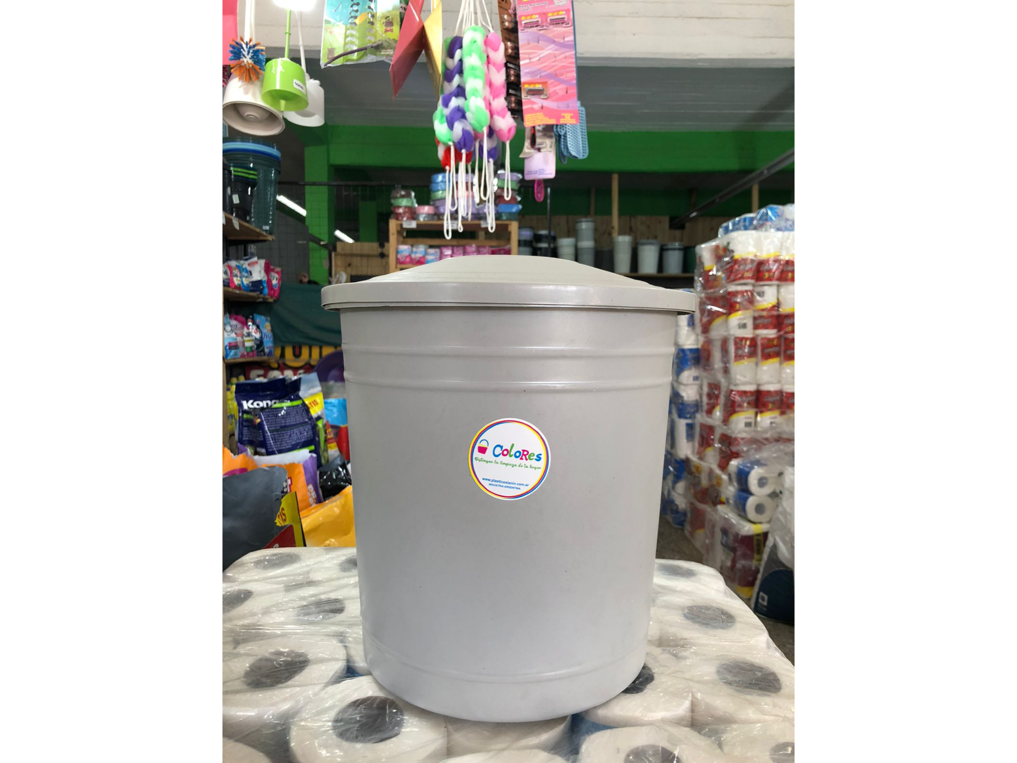 Residuo 12 litros con tapa común.