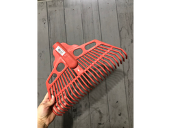 Barre hojas de plástico.