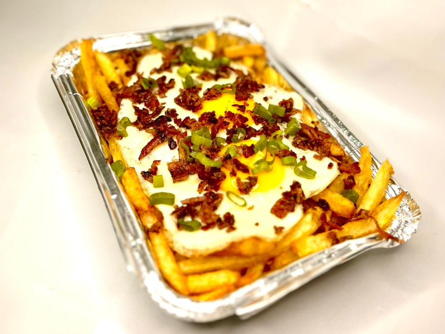 CAJA DE PAPAS FRITAS CON HUEVO Y PANCETA CROCANTE CORTADA EN CUBITOS