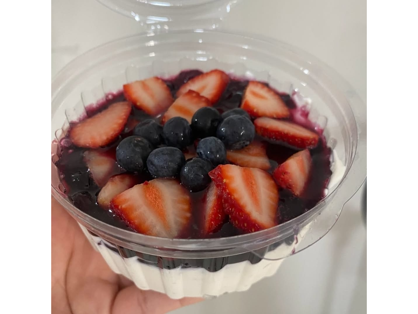 YOGUR GRIEGO CON FRUTOS ROJOS Y GRANOLA