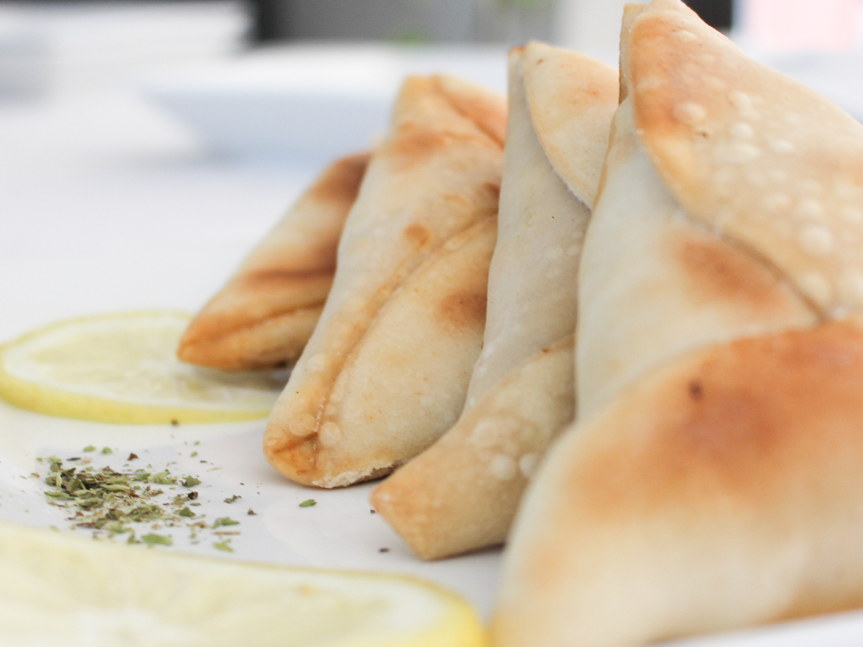 Empanada Cerrada Arabe de queso x 12  - de regalo un puré de garbanzo