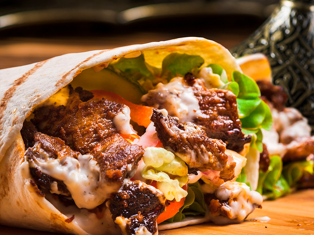 Sándwich shawarma Ararat + empanada + papas