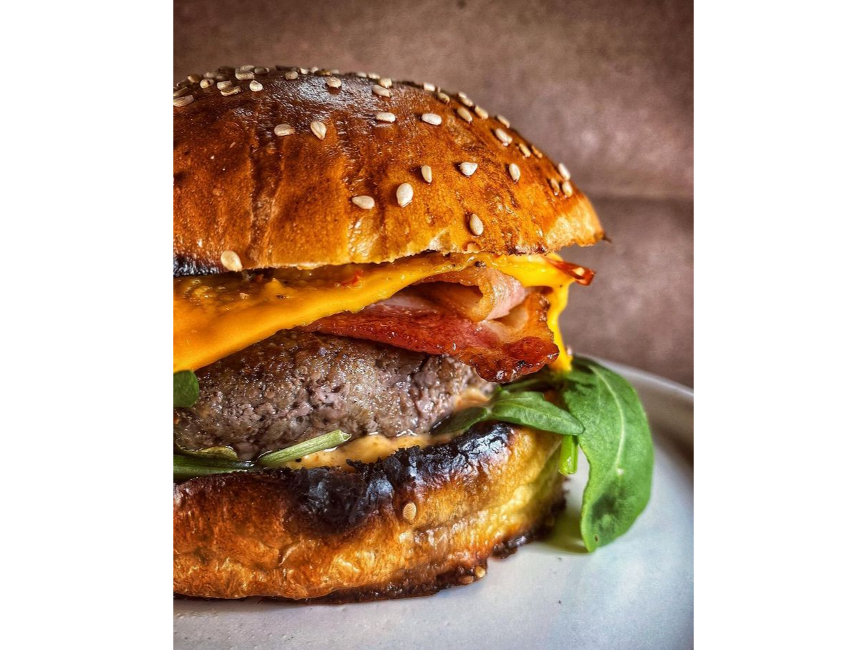 Burger de cerdo típico + Burger de cerdo cheddar y bacon con papas