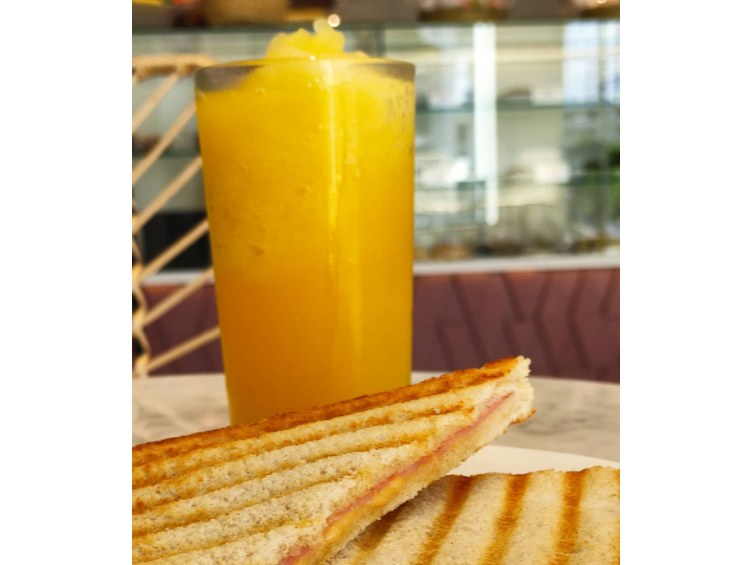 Exprimido de Naranja con Mixto de Jamón y Queso