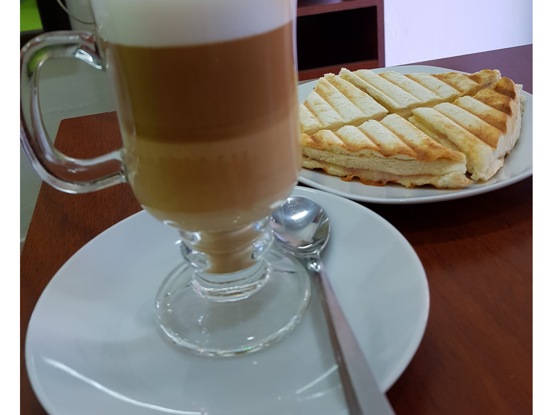 Capuchino con Mixto de Jamón y Queso