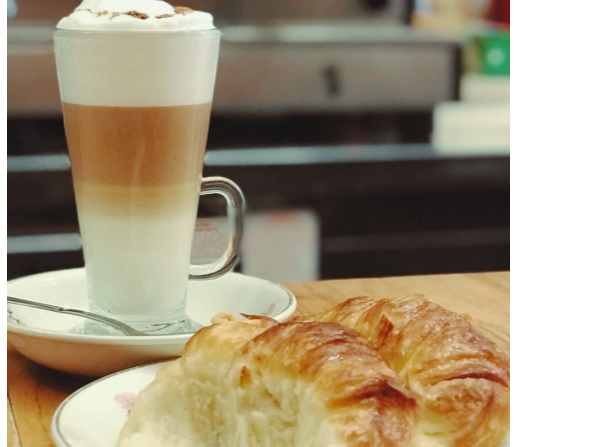 Capuchino con 2 medialunas