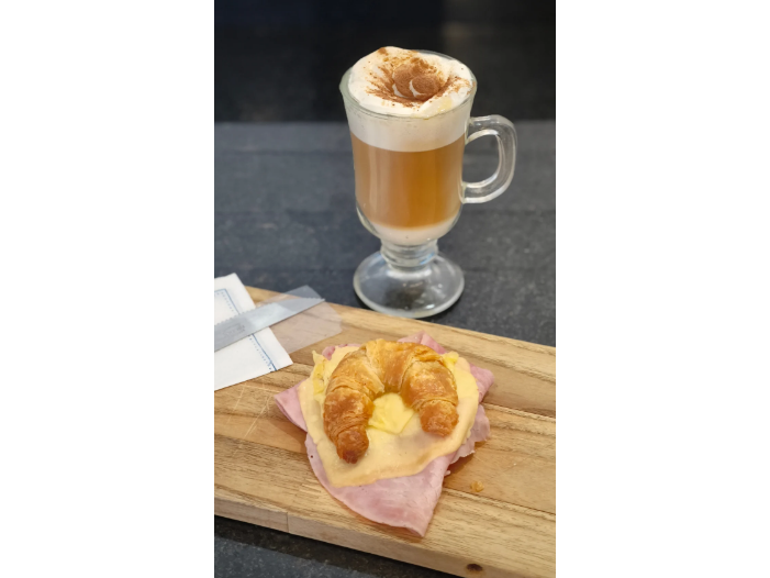 Capuchino con Luneta de Jamón y Queso