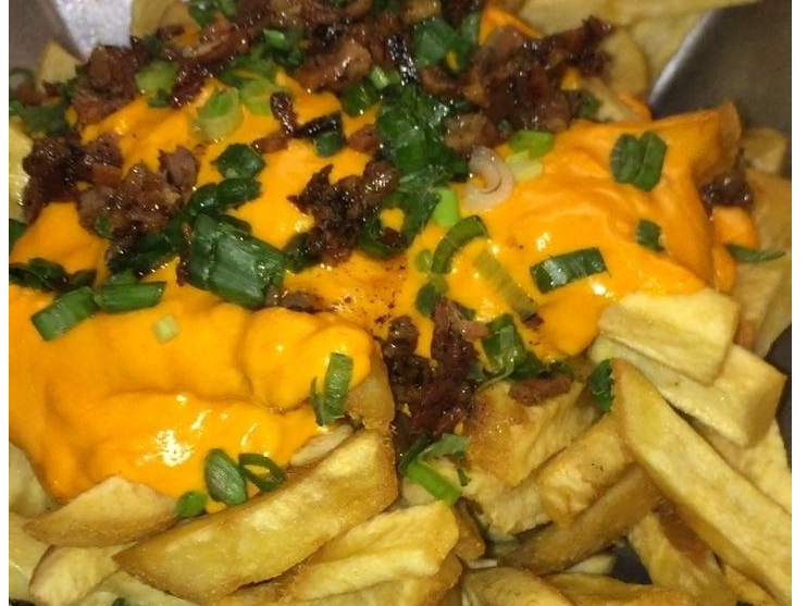 Papas con cheddar  y bacon